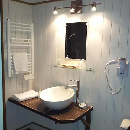 Logis Hotel Restaurant La Barguillere Hotel 2*